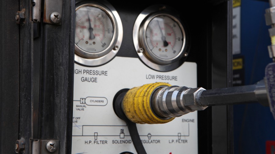 Saluran bahan bakar CNG terpasang pada truk selama operasi pengisian bahan bakar di Montgomery County Fleet Management Services, AS./Bloomberg