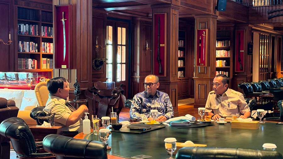 Presiden Prabowo rapat terbatas dengan Kepala PPATK Ivan Yustiavandana dan Menteri Sekretaris Negara Prasetyo Hadi di Hambalang (Dok. Setkab)