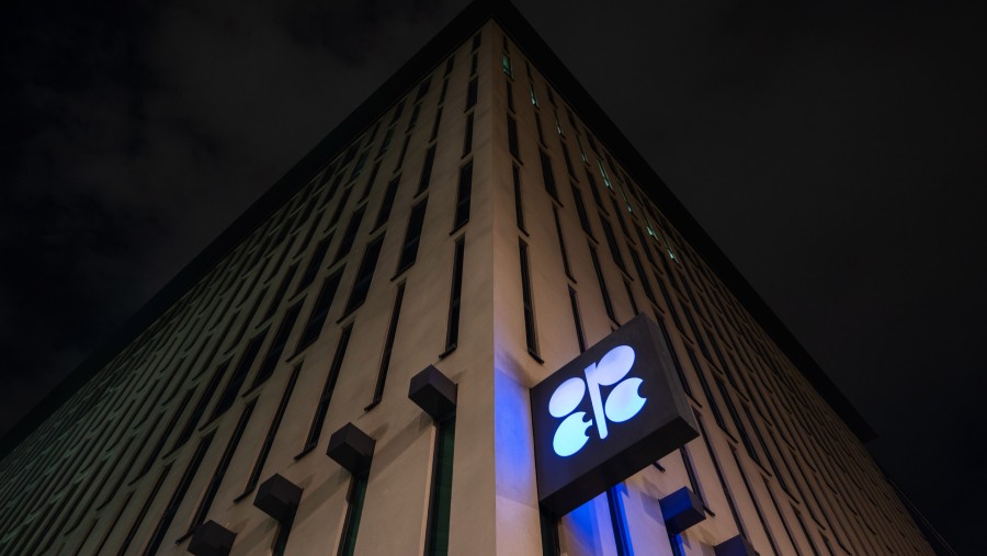Logo di luar kantor pusat Organisasi Negara-Negara Pengekspor Minyak (OPEC) di Wina, Austria./Bloomberg-Andrey Rudakov