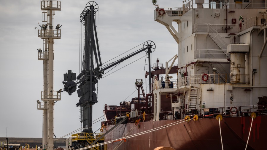 Kapal tanker minyak dan bahan kimia Songa Falcon di fasilitas Exolum Corp SA di pelabuhan Barcelona, ​​Spanyol./Bloomberg-Angel Garcia