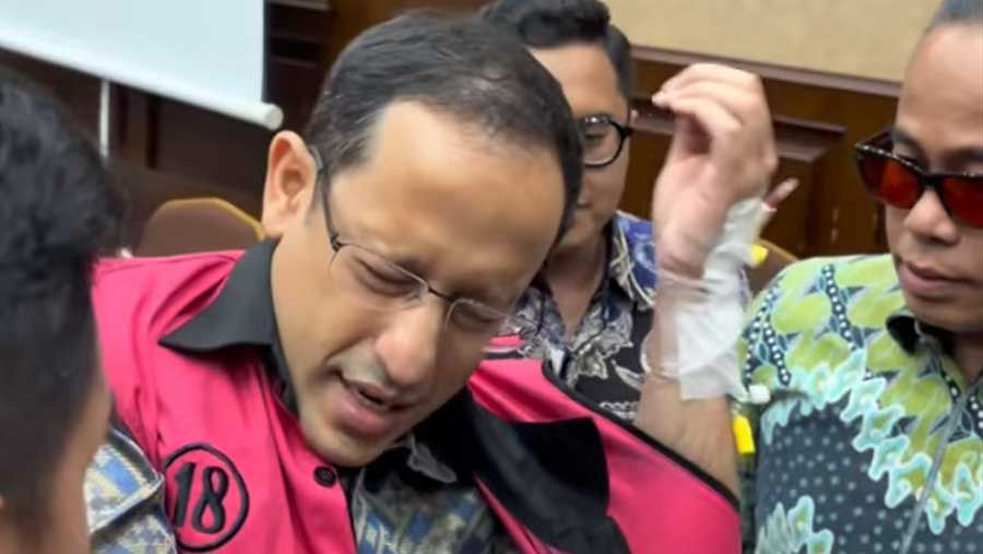 Nadiem Makarim menjalani sidang dengan kondisi tangan terpasang infus (Dok. Ist)