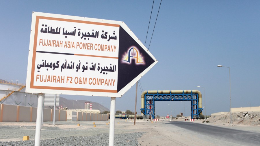 Sebuah papan penunjuk arah menuju pintu masuk lokasi Fujairah Asia Power Co. di Fujairah, Uni Emirat Arab./Bloomberg-Gabriela Maj