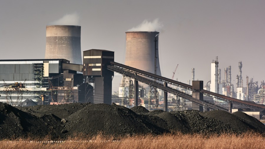 Pasokan batu bara di dekat pabrik utama Sasol Ltd. yang menggunakan gasifikasi untuk membuat bahan bakar di Secunda, Afrika Selatan./Bloomberg-Waldo S