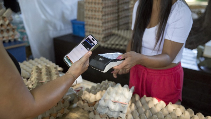 Penggunaan digital wallet melalui perangkat Apple. Brent Lewin/Bloomberg