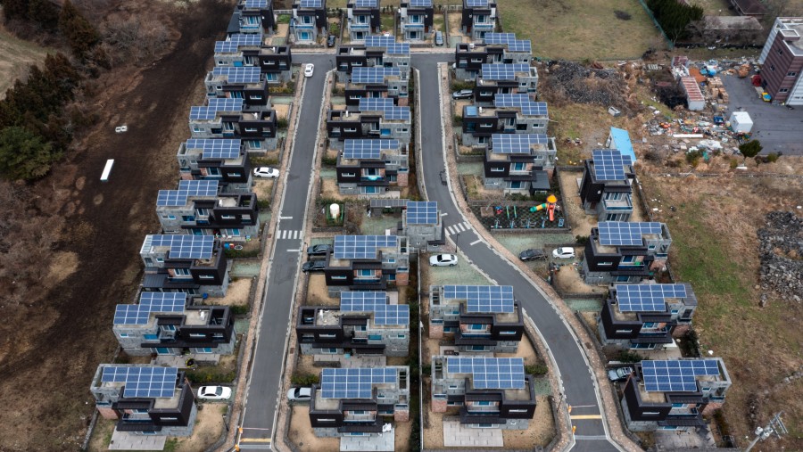Panel surya di atap rumah-rumah penduduk di Jeju, Korea Selatan. (Fotografer: SeongJoon Cho/Bloomberg)