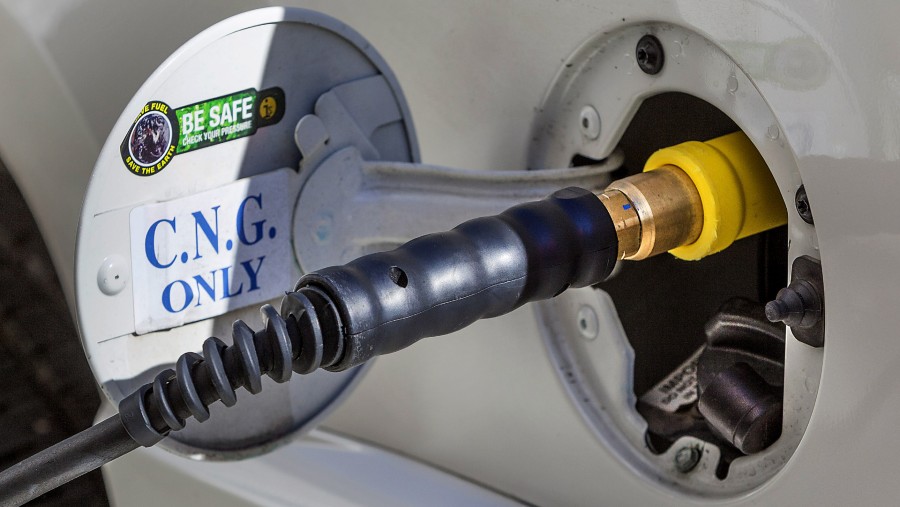 Pompa gas alam terkompresi (CNG) sebagai bahan bakar./Bloomberg-Craig Hartley