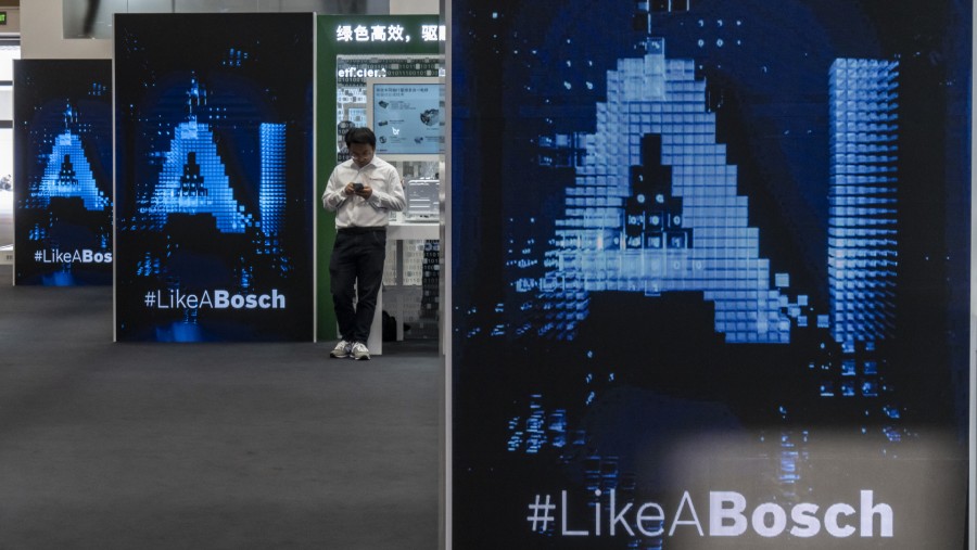 Papan iklan AI milik Robert Bosch GmbH pada sebuah pamerandi Beijing, China. dok: Qilai Shen/Bloomberg