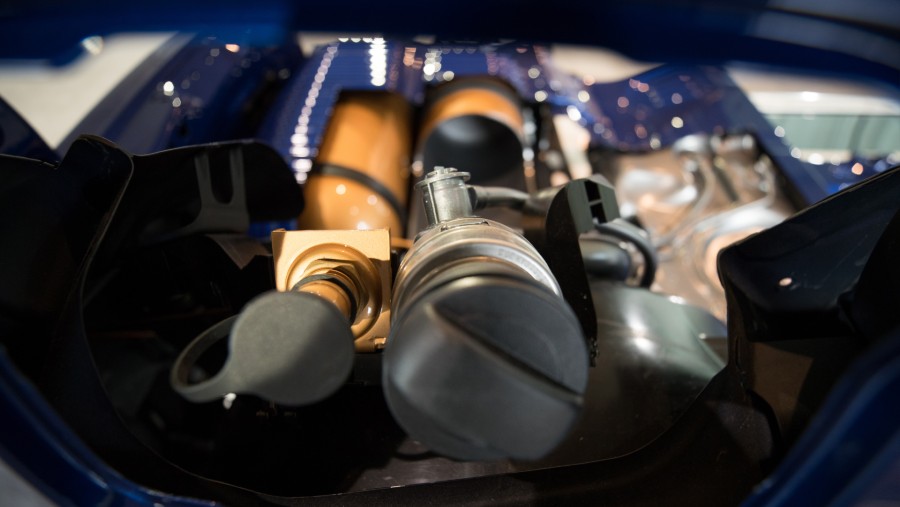Tutup diletakkan di atas tangki gas alam terkompresi (CNG)./Bloomberg-asper Juinen