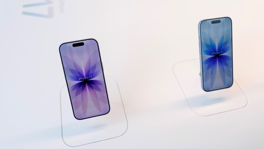 Kehadiran perdana iPhone 17 base model di Toko Apple Grove di Los Angeles, California, AS, September 2025. dok: Eric Thayer/Bloomberg