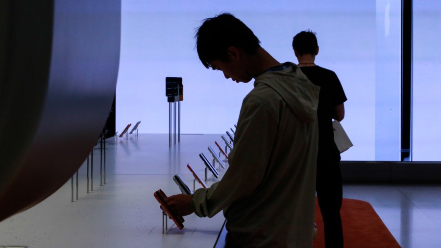 Pengujung toko Apple saat perilisan perdana iPhone 17. dok: Kena Betancur/Bloomberg
