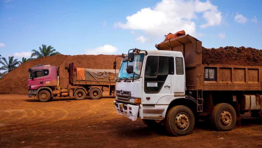 Truk-truk bermuatan bauksit terparkir./Bloomberg-Sanjit Das