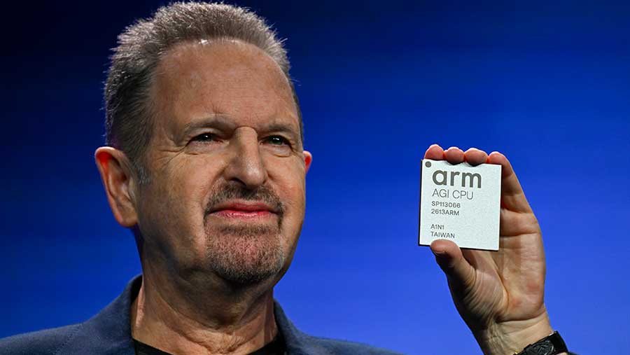 Rene Haas memegang chip CPU AGI. (David Paul Morris/Bloomberg)