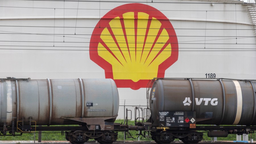 Tangki minyak Shell Plc. (Fotografer: Peter Boer/Bloomberg)