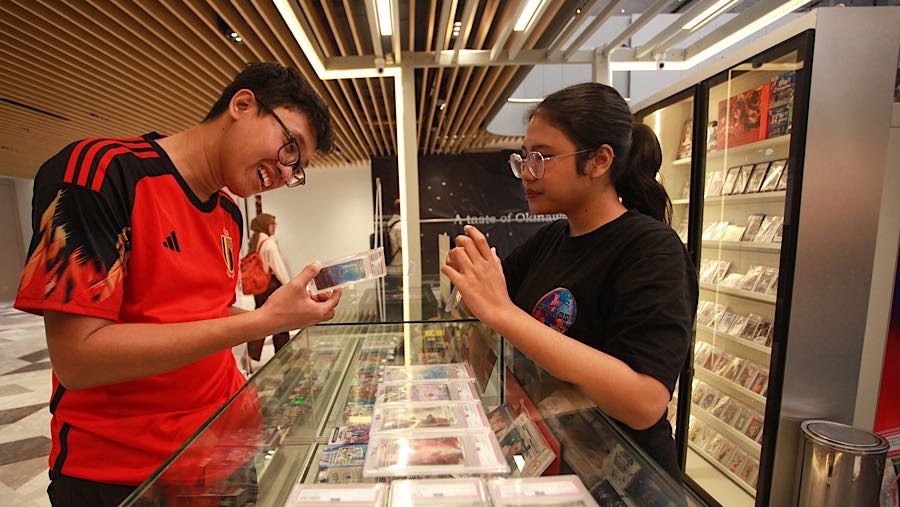 Menurut penjual, rata-rata yang membeli trading card berusia 30 hingga 50 tahun. (Bloomberg Technoz/Andrean Kristianto)