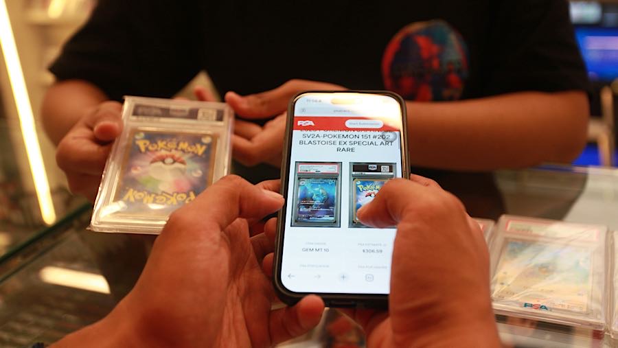 Nilai sebuah trading card ditentukan oleh tingkat kelangkaan, kondisi fisik, dan tahun rilis kartu.  (Bloomberg Technoz/Andrean Kristianto)