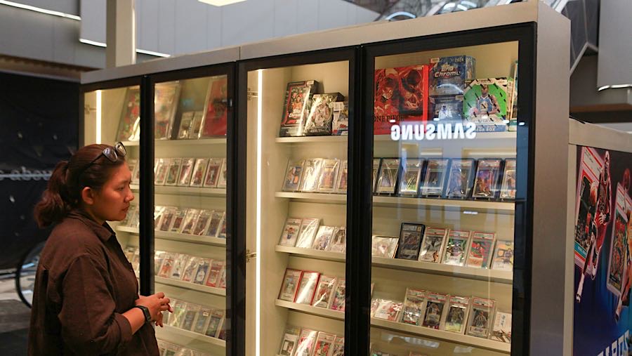 Calon pembeli melihat Trading Card Game (TCG) di Oncards Shop, Jakarta, Rabu (6/5/2026). (Bloomberg Technoz/Andrean Kristianto)