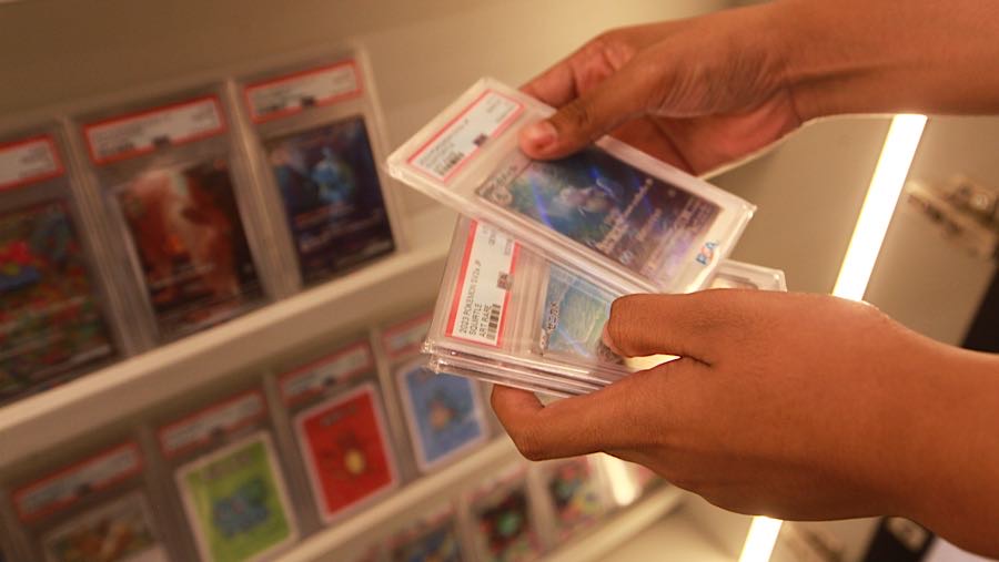Pekerja merapihkan Trading Card Game (TCG) di Oncards Shop, Jakarta, Rabu (6/5/2026). (Bloomberg Technoz/Andrean Kristianto)