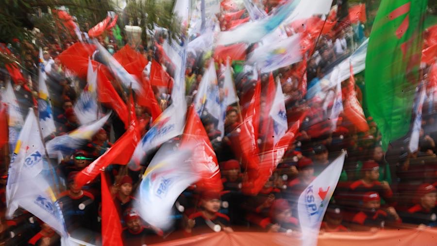 Buruh melakukan aksi unjuk rasa di depan Kantor Kemnaker, Jakarta, Kamis (7/4/2026). (Bloomberg Technoz/Andrean Kristianto)
