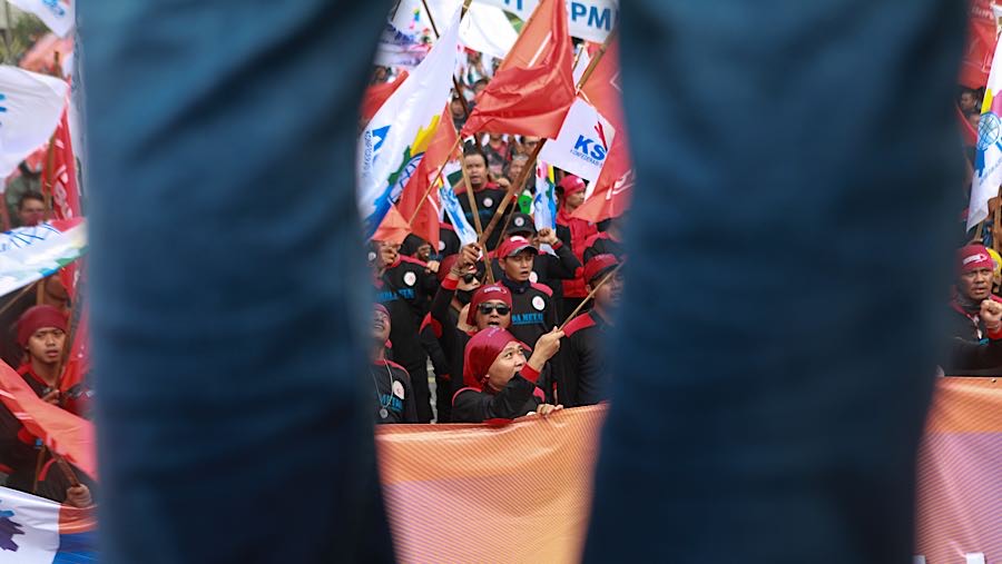 Mereka juga mendorong percepatan pengesahan Undang-Undang (UU) Ketenagakerjaan yang baru, serta mengantisipasi ancaman gelombang PHK.