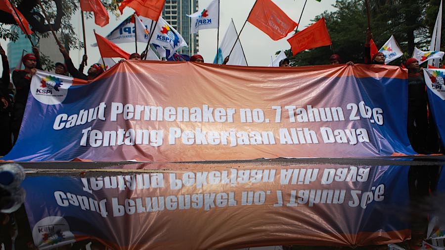 Buruh melakukan aksi unjuk rasa di depan Kantor Kemnaker, Jakarta, Kamis (7/4/2026). (Bloomberg Technoz/Andrean Kristianto)