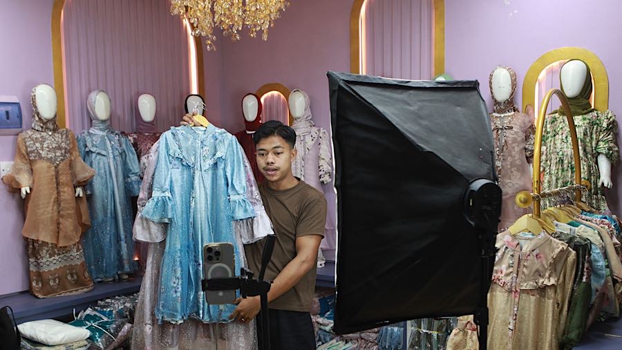 Oleh karena itu penjual daring harus menaikan harga jualnya agar terhindar dari kerugian. (Bloomberg Technoz/Andrean K)