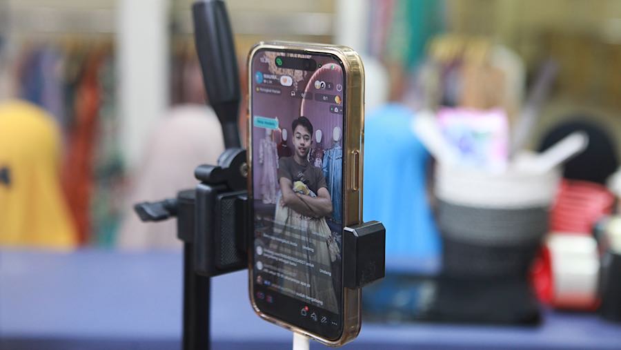 Biaya layanan logistik dan ongkos kirim yang kini ditanggung penjual ikut memengaruhi harga produk di toko online. (Bloomberg Technoz/Andrean K)