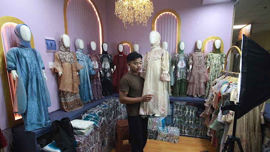 Pekerja melakukan siaran langsung penjualan pakaian melalui aplikasi belanja daring di Thamrin City, Kamis (7/4/2026). (Bloomberg Technoz/Andrean K)