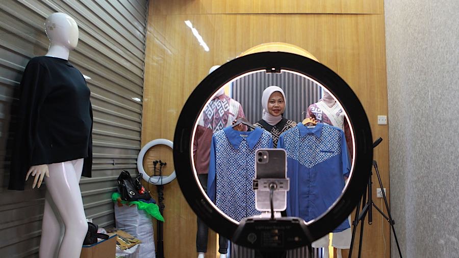 Kebijakan itu menuai keluhan pelaku usaha karena dinilai menambah beban biaya operasional di tengah persaingan. (Bloomberg Technoz/Andrean Kristianto)
