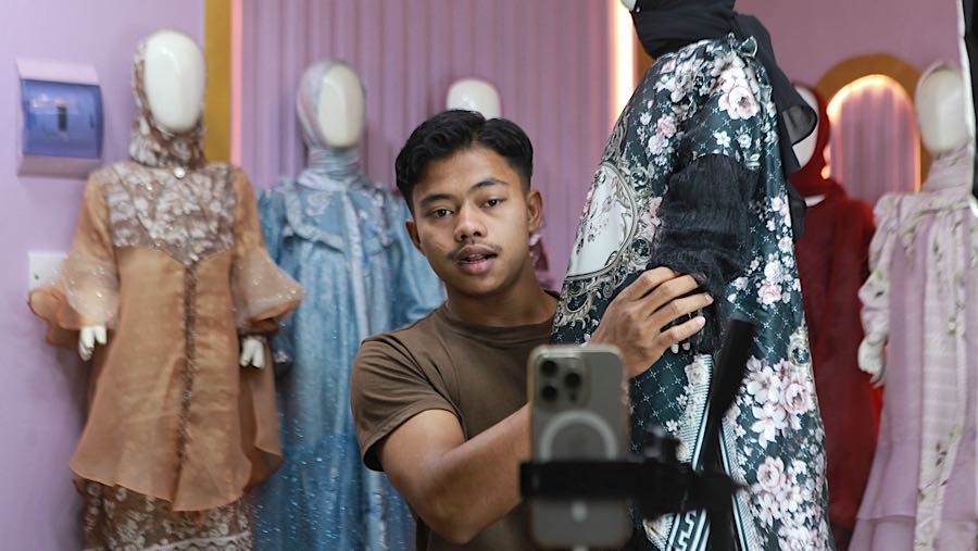 Platform e-commerce menaikkan biaya layanan yang ditanggung oleh seller (penjual) sejak Mei 2026. (Bloomberg Technoz/Andrean Kristianto)