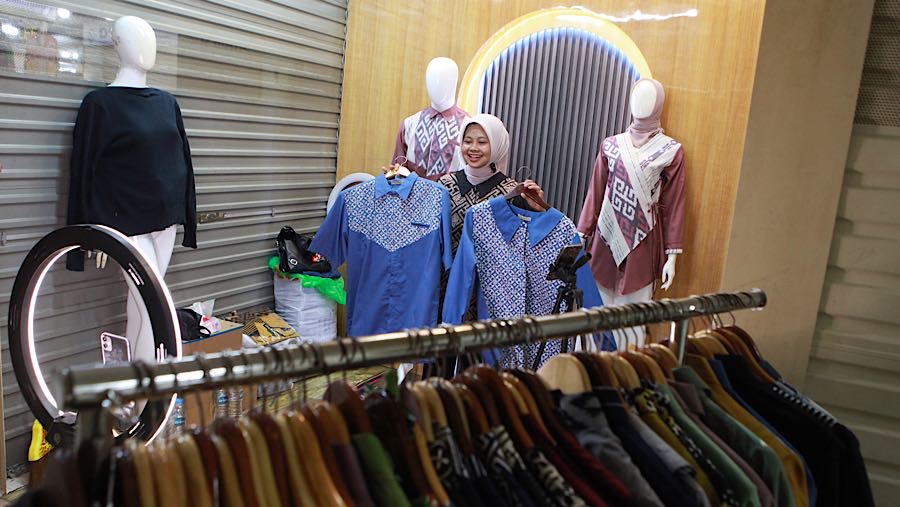 Kenaikan biaya administrasi di platform belanja daring mulai membebani para penjual. (Bloomberg Technoz/Andrean Kristianto)