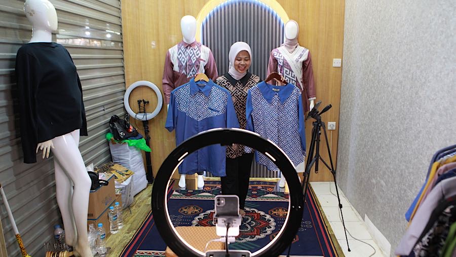 Pekerja melakukan siaran langsung penjualan pakaian melalui aplikasi belanja daring di Thanrin City, Kamis (7/4/2026). (Bloomberg Technoz/Andrean K)