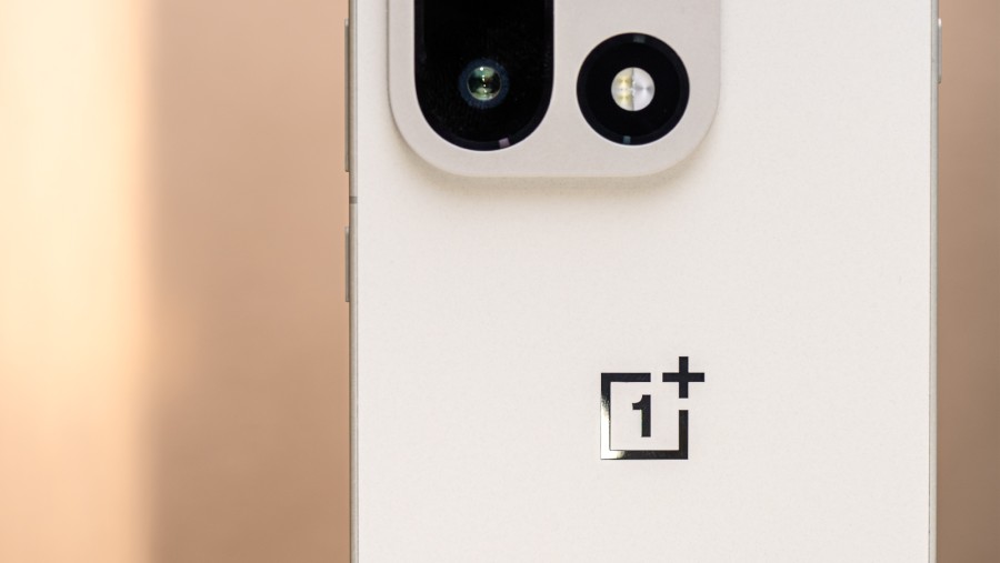 Ponsel OnePlus 15. dok: Bloomberg