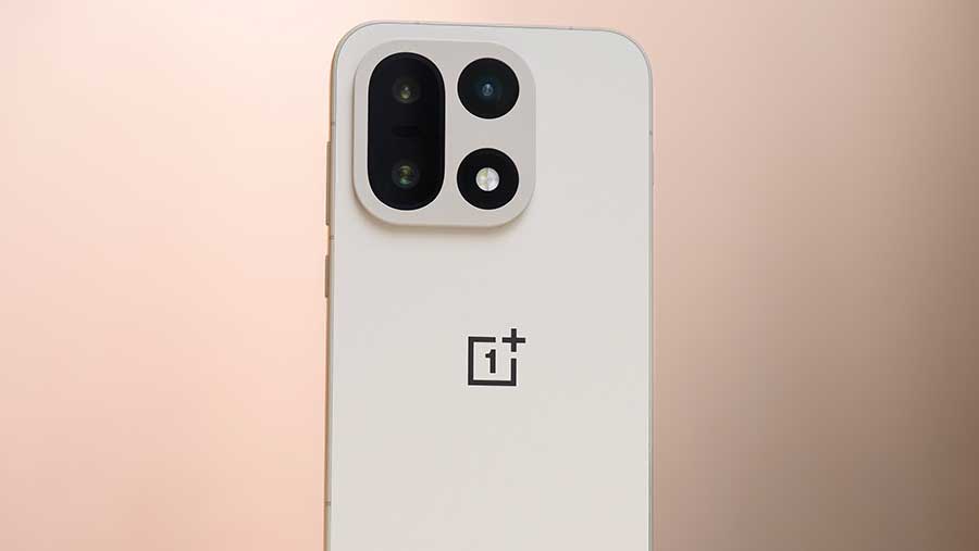 The OnePlus 15. (Chris Welch/Bloomberg)