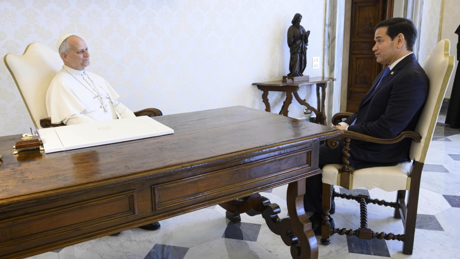 Paus Leo XIV bertemu dengan Menteri Luar Negeri AS Marco Rubio di Vatikan. (Fotografer: Simone Risoluti/Vatican Media/Bloomberg via Getty Images)