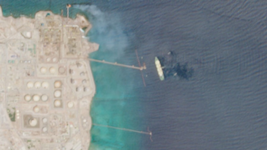 Citra satelit memperlihatkan kapal tanker LNG sedang mendekati fasilitas ekspor Adnoc di Pulau Das, Teluk Persia, pada 5 Mei. (Copernicus/Bloomberg)
