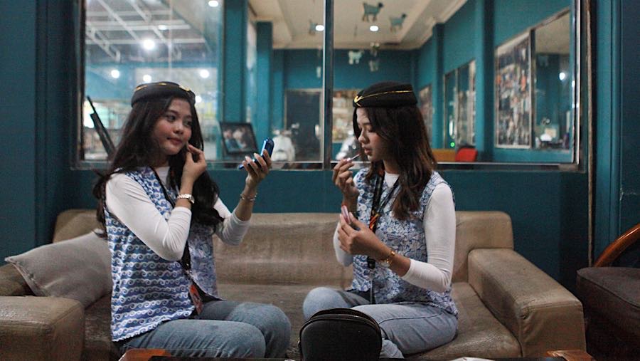 Beragam strategi dilakukan pedagang hewan kurban untuk menarik perhatian calon pembeli, salah satunya dengan menghadirkan sales promotion girl (SPG).