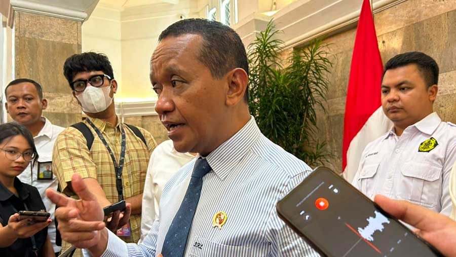 Menteri ESDM Bahlil Lahadalia di kantor Kementerian ESDM, Senin (11/5/2026). (Bloomberg Technoz/Azura Yumna)
