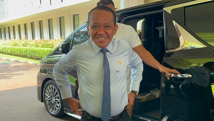 Menteri ESDM Bahlil Lahadalia di kantor Kementerian ESDM, Senin (11/5/2026). (Bloomberg Technoz/Azura Yumna)