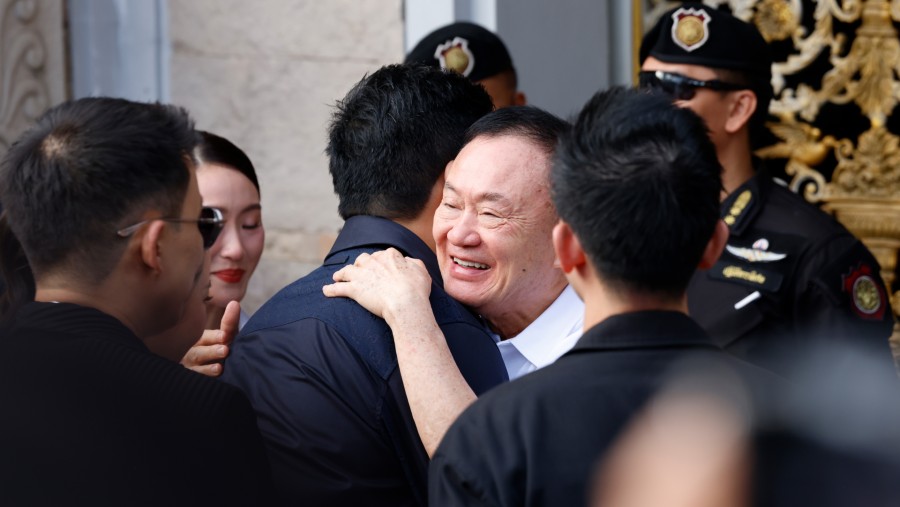 Thaksin Shinawatra memeluk keluarganya saat keluar dari penjara di Bangkok. (Fotografer: Dario Pignatelli/Bloomberg)