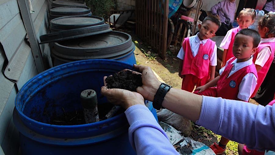 Para siswa diajak mengenal cara memilah sampah dan mengolahnya menjadi pupuk. (Bloomberg Technoz/Andrean Kristianto)