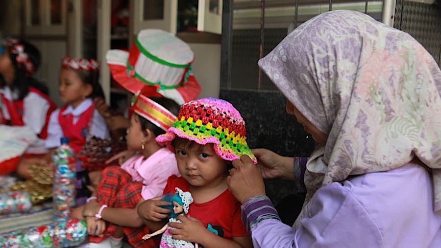 Mereka juga diberikan pemahaman bahwa sampah memiliki nilai ekonomi apabila dikelola dengan baik salah satunya dengan membuat kerajinan.