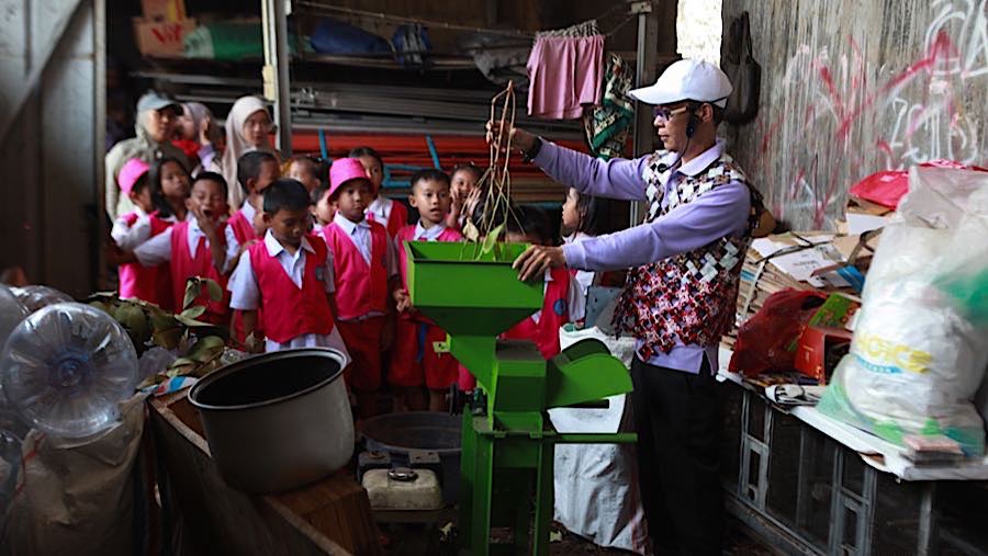 Kegiatan itu tidak hanya menyasar orang dewasa, tetapi juga siswa taman kanak-kanak agar memahami pentingnya pengelolaan sampah sejak dini.