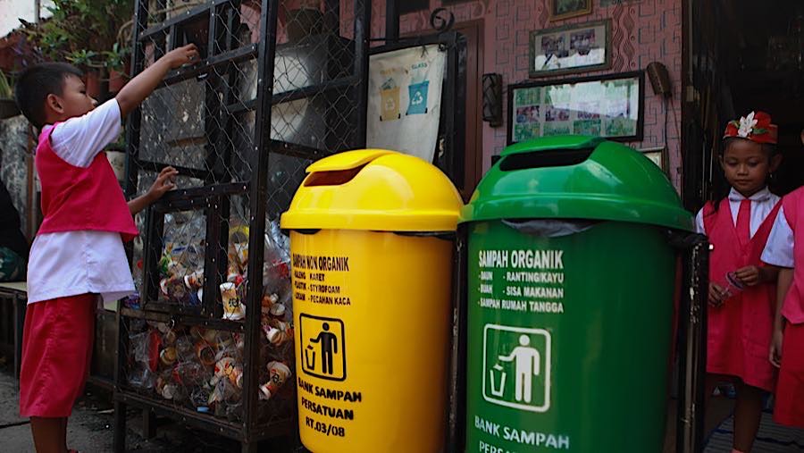 Para siswa taman kanak-kanak juga diajarkan untuk memilah sampah sesuai jenisnya. (Bloomberg Technoz/Andrean Kristianto)