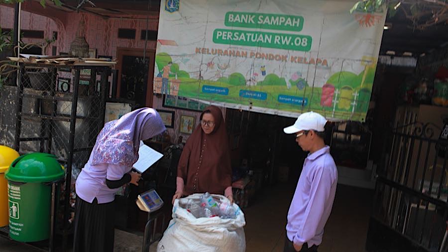 Adanya bank sampah juga membantu warga untuk menambah penghasilan. (Bloomberg Technoz/Andrean Kristianto)