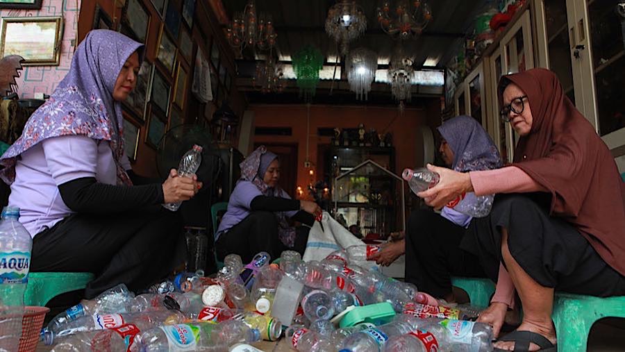 Warga dapat menjual limbah plastiknya ke bank sampah dengan harga Rp1.000 hingga Rp4.000/kilogramnya. (Bloomberg Technoz/Andrean Kristianto)