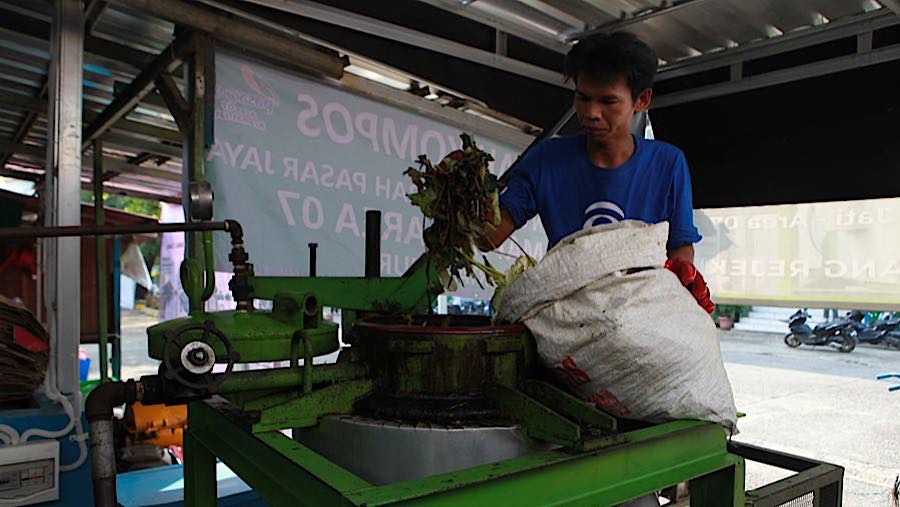 Petugas mengoperasikan mesin pengolahan sampah organik di Pasar Kramat Jati, Jakarta, Senin (11/05/2026). (Bloomberg Technoz/Andrean Kristianto)