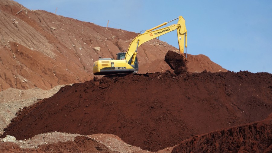 Ekskavator dalam lubang di tambang nikel yang dioperasikan PT Citra Sejahtera Persada di Kabupaten Morowali, Sulawesi Tengah./Bloomberg-Dimas Ardian