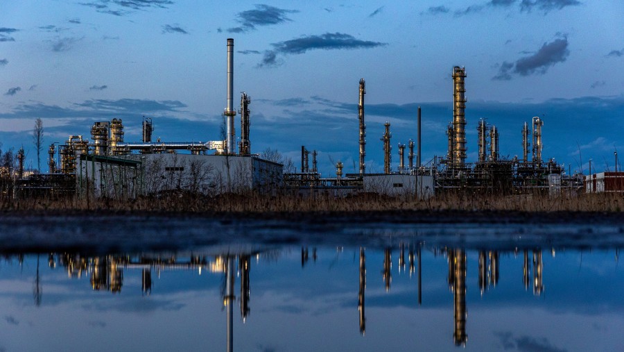 Kilang minyak PCK Schwedt dioperasikan oleh PCK Raffinerie GmbH, anak perusahaan Rosneft Oil Co./Bloomberg-Krisztian Bocsi