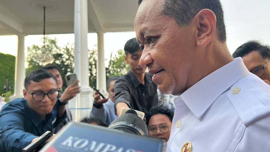 Menteri ESDM Bahlil Lahadalia di Kompleks Istana Kepresidenan, Selasa (12/5/2026). (Bloomberg Technoz/Azura Yumna)