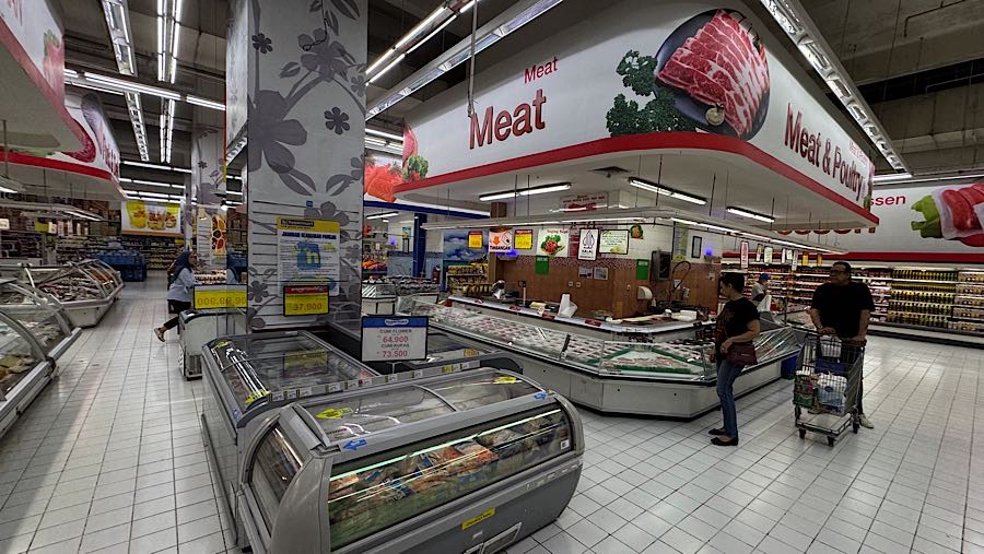 Sektor yang paling terdampak dari pelemahan nilai tukar rupiah antara lain manufaktur yang bahan bakunya berbasis impor, pangan, logistik laut.